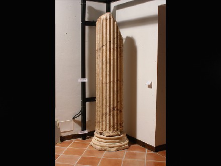 https://www.museovillatraiano.it/immagini_articoli/29/005-fusto-scanalato-di-colonna-330.jpg